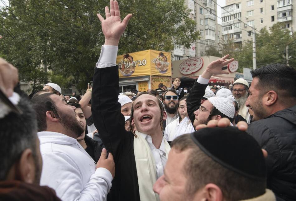 Grupos de ortodoxos judíos en la ciudad ucraniana de Uman, por el Año Nuevo. Foto: EFE.