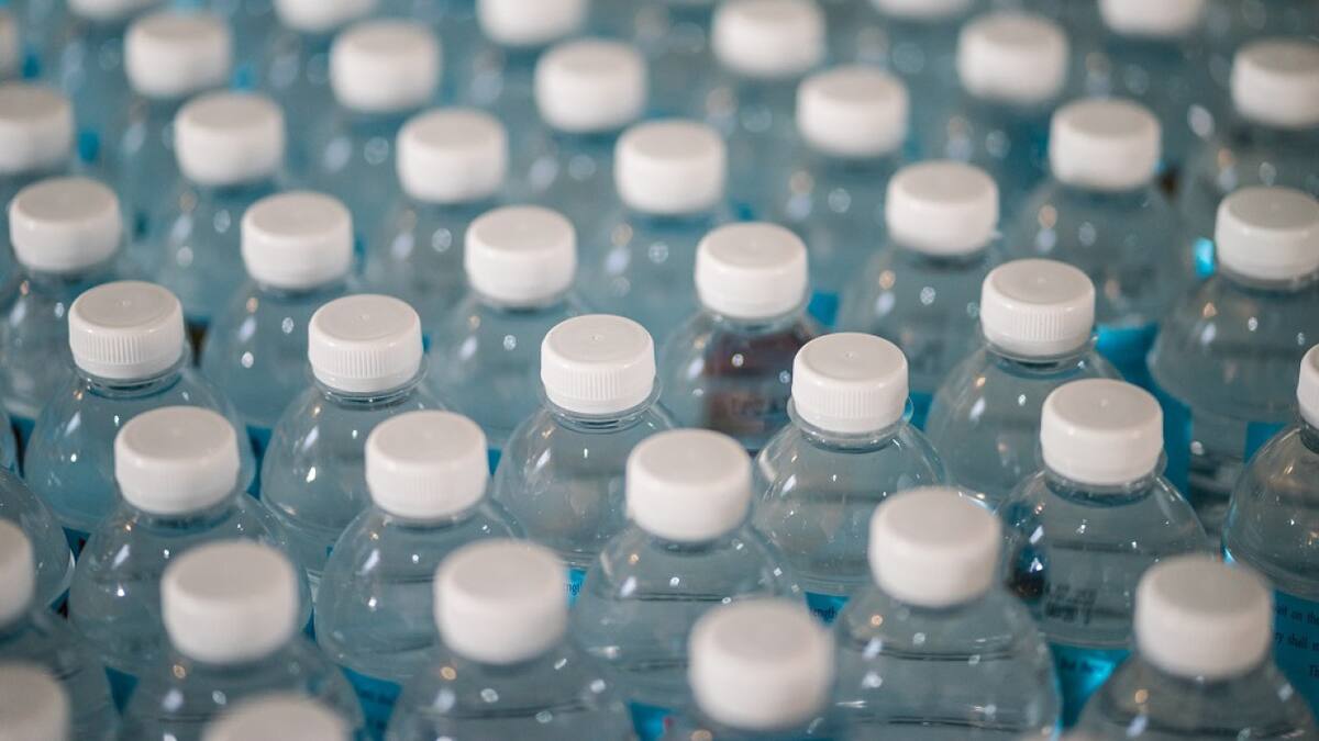 Botellas de agua. Foto: Unsplash.