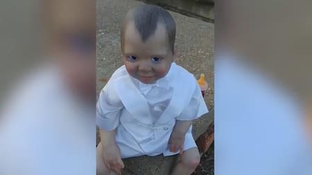 Muñeco de bebé diabólico sigue la cámara con sus ojos