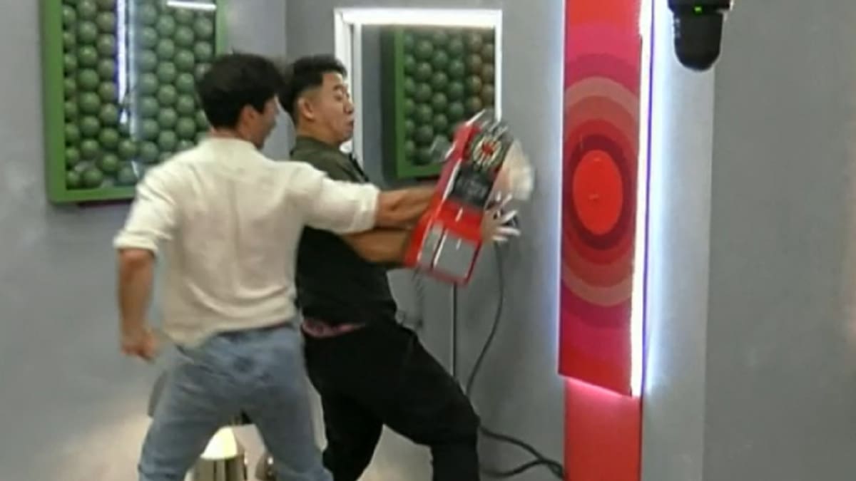 Blooper en Gran Hermano: dos participantes corrieron para atender el teléfono rojo pero lo destrozaron