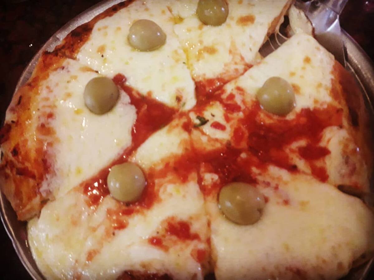 Pizza de muzzarella en El Globito. Foto: Instagram @pizzeriaelglobito