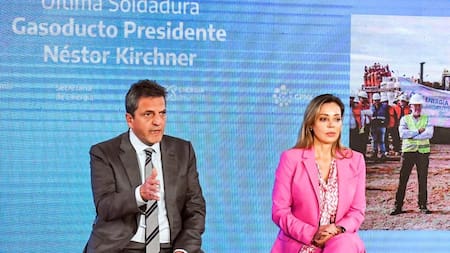 Sergio Massa y Flavia Royón en la última soldadura del Gasoducto Néstor Kichner. Foto: Prensa.