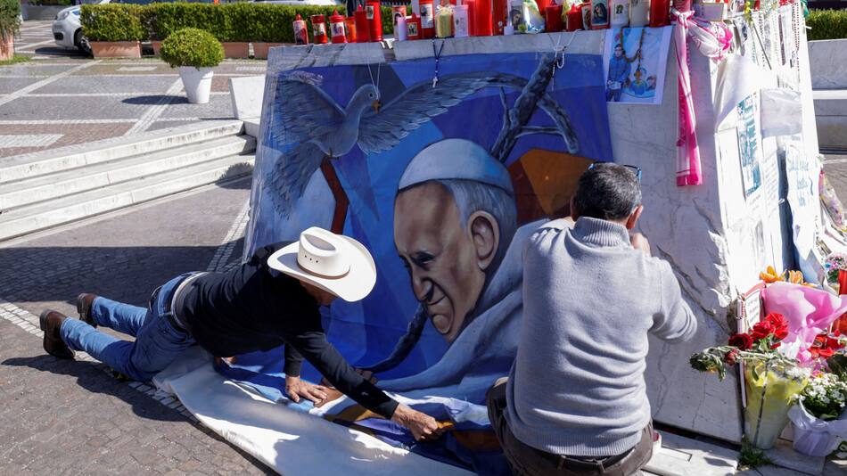 Cadena de oración por la salud del Papa Francisco. Foto: REUTERS.