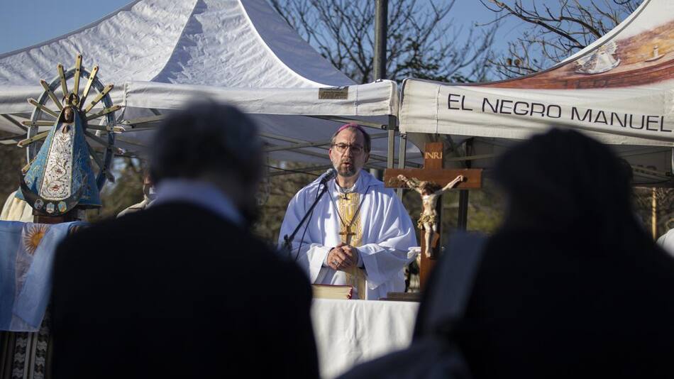 Monseñor Carrara, durante la misa, foto NA