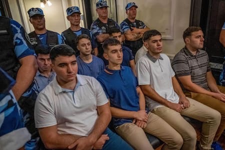 Los rugbiers sin barbijo. Foto: Télam.