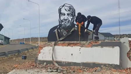 Demuelen el monumento a Osvaldo Bayer. Foto: X @davidcorreatv