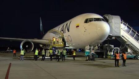 Alberto Fernández recibió en Ezeiza más de 900 mil vacunas de AstraZeneca