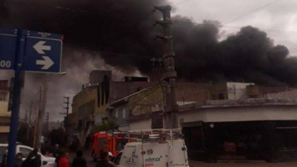Terrible incendio. Foto: Twitter/nicol_eze
