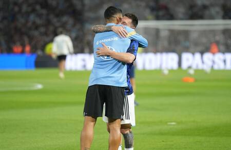 El abrazo entre Luis Suárez y Lionel Messi en Eliminatorias. Foto: NA (Marcelo Capece)