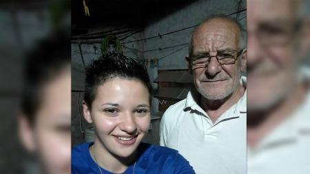 Tehuel de la Torre junto a su padre Andrés. Foto: Télam.