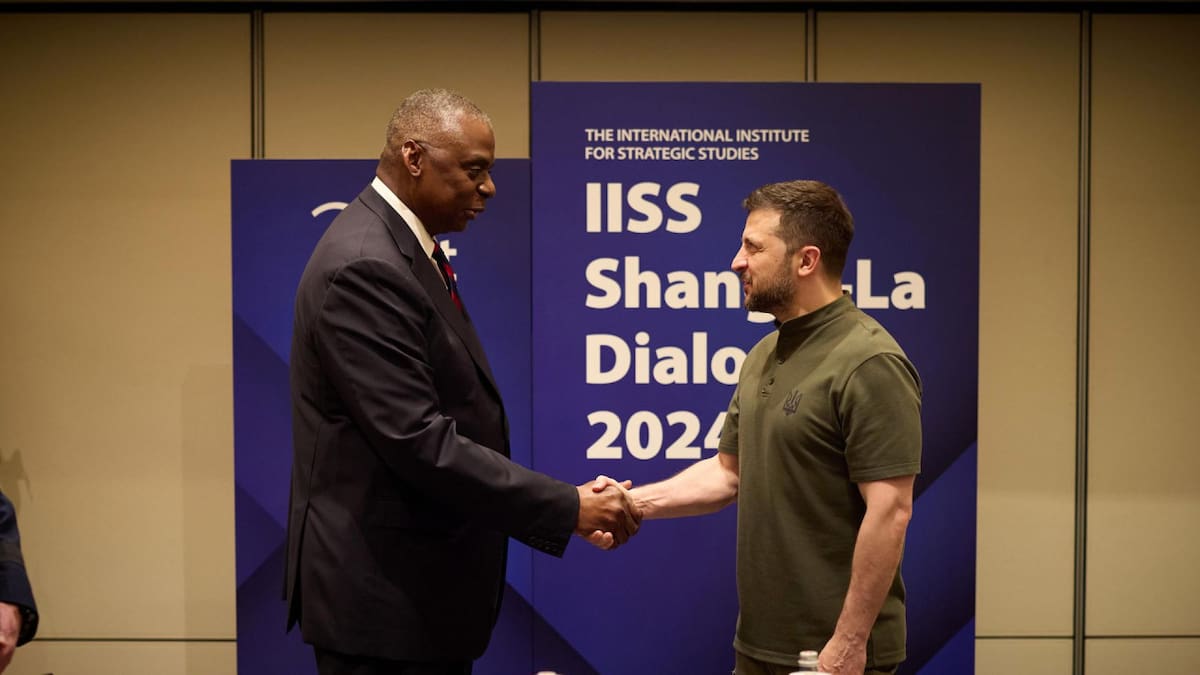 El secretario de Defensa de Estados Unidos, Lloyd Austin le estrecha la mano al presidente de Ucrania, Volodímir Zelenski. Foto: EFE.