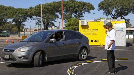 El examen para otorgar la licencia de conducir en la Ciudad se tomará en la calle. Foto: NA.