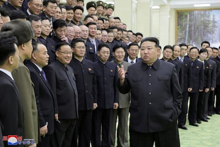 Kim Jong-Un visitó científicos que trabajaron en el satélite espía. Foto: Reuters.