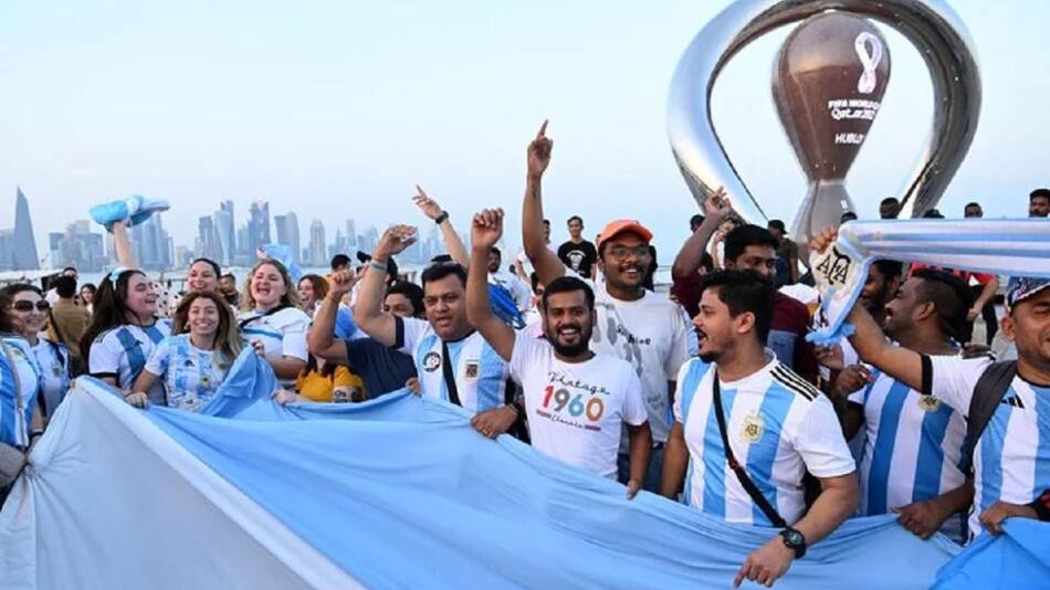 Primer banderazo de hinchas argentinos en Qatar. Foto: NA.