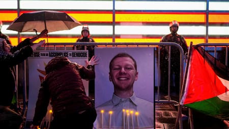 Vigilia por Aaron Bushnell en Estados Unidos. Foto: Reuters.