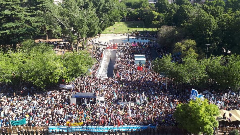 Protesta masiva en Mendoza contra el uso de cianuro en la minería
