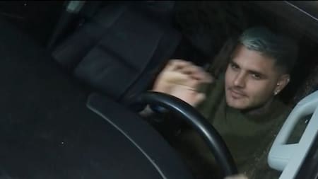 El jugador se retiró del edificio con sus hijas