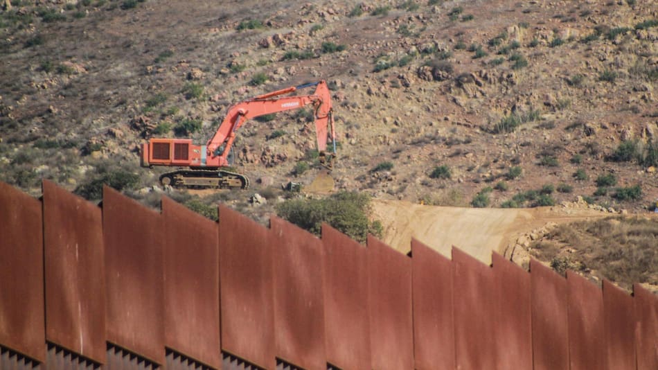 120 organizaciones le piden a Biden que frene la construcción del muro con México. Foto: EFE.