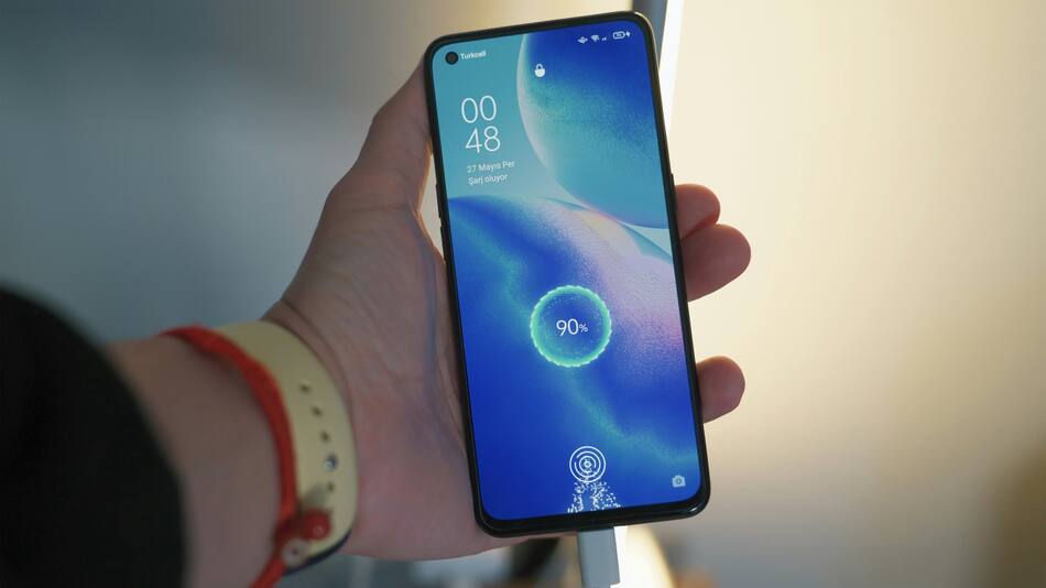 Cargar el celular de una forma distinta. Foto: Unsplash