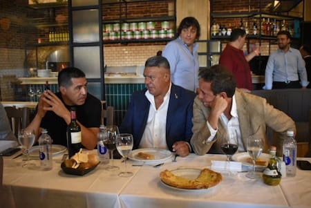 Juan Román Riquelme y Ignacio Villarroel junto a Claudio Tapia en almuerzo de camaradería. Foto: @LigaAFA.