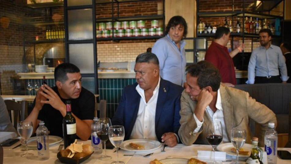 Juan Román Riquelme y Ignacio Villarroel junto a Claudio Tapia en almuerzo de camaradería. Foto: @LigaAFA.