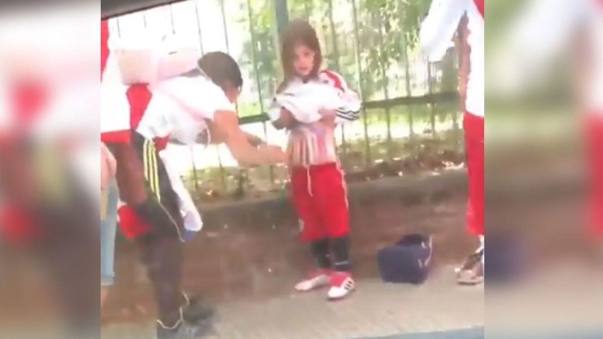 Video indignante: hincha de River ocultó pirotecnia en el cuerpo de niña