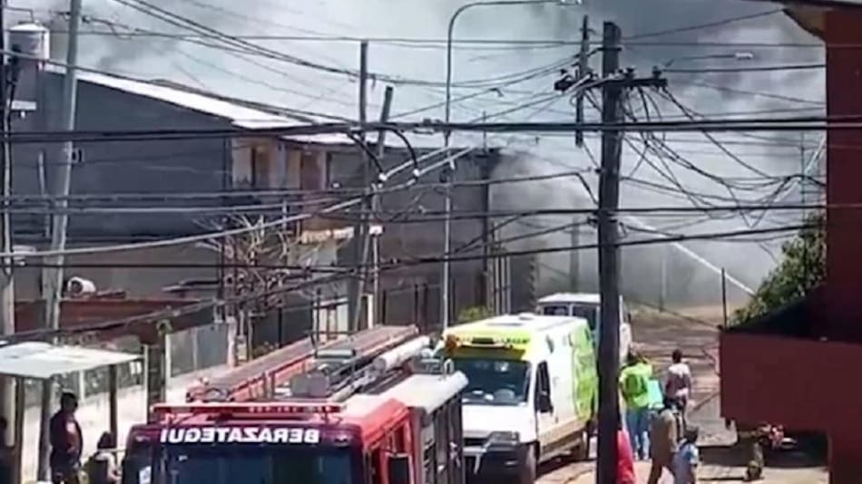 Voraz incendio en una fábrica de químicos de Berazategui