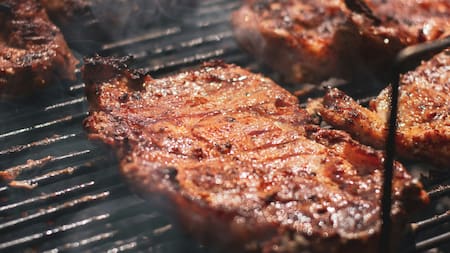 Asado, carne, parrilla. Foto Unsplash.
