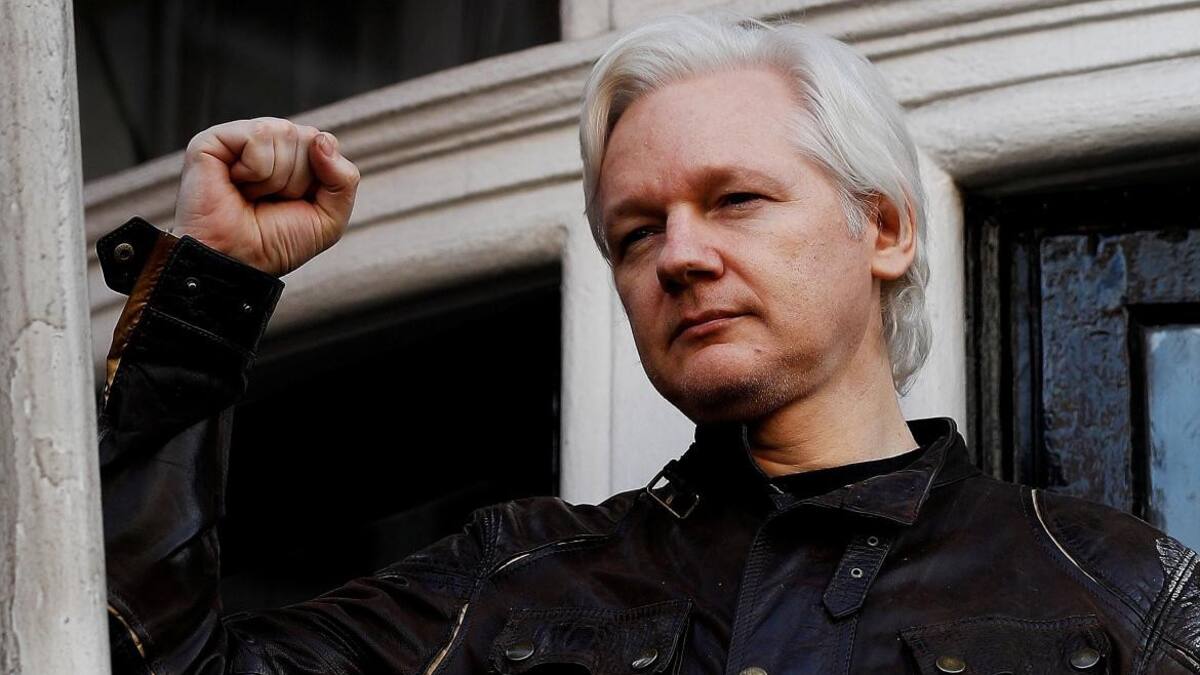 Julian Assange en Embajada de Ecuador - Reuters