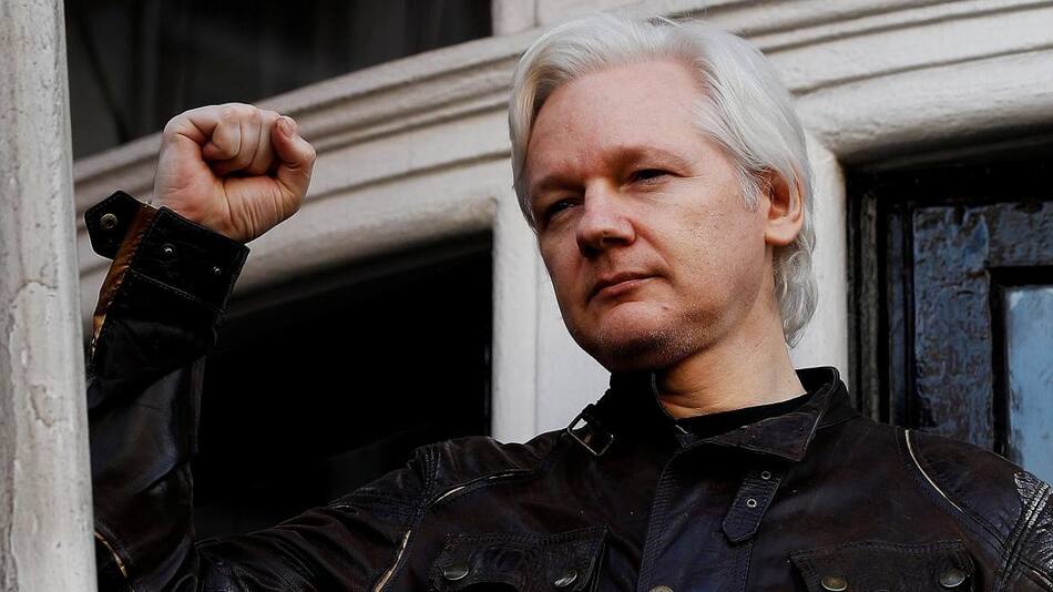 Julian Assange en Embajada de Ecuador - Reuters