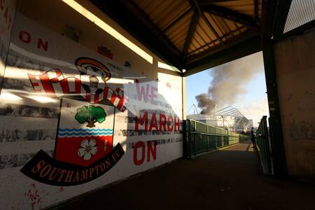 Incendio que provocó la suspensión del partido entre Southampton y el Preston North End. Foto: REUTERS.