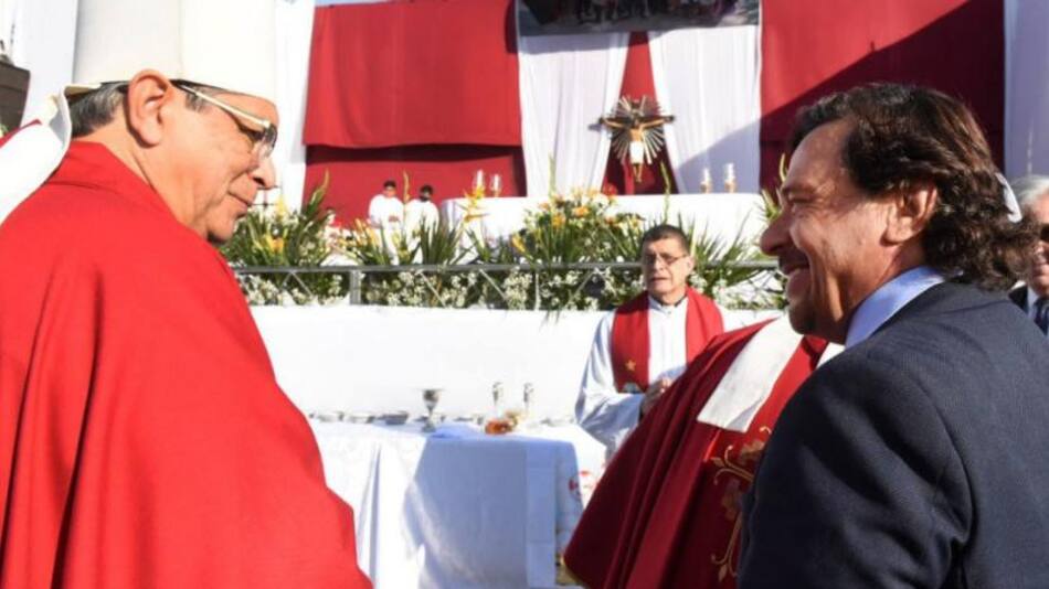 El gobernador Gustavo Sáenz saluda al cardenal Marcello Semeraro, enviado del papa Francisco. Foto: NA.