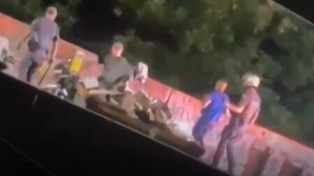 El agente de San Pablo que arroja a un detenido por un puente. Foto: captura de video.