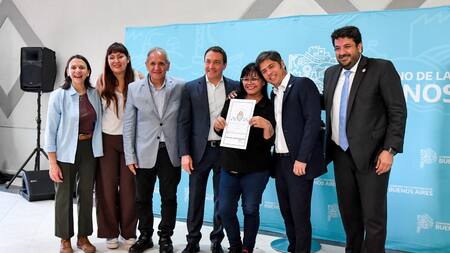 Andrés Watson y Axel Kicillof entregaron escrituras a familias varelenses.