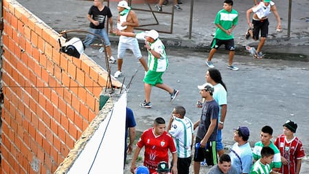 Violento choque de barras entre Dock Sud y Laferrere (NA)