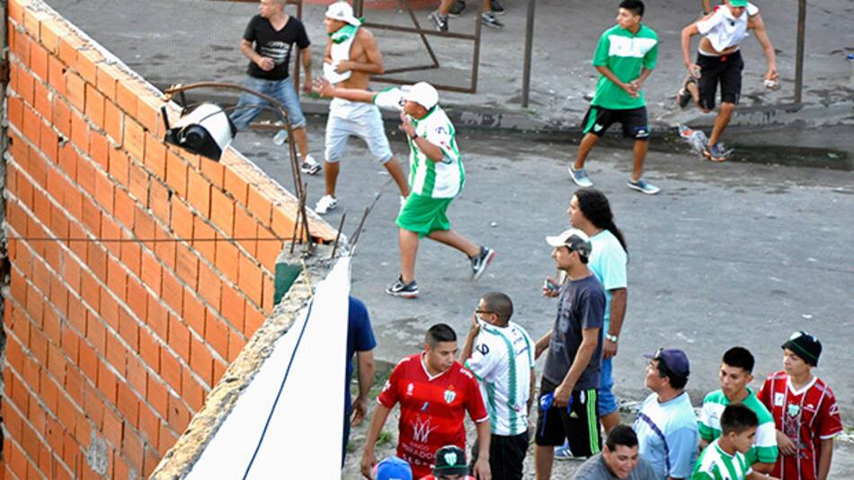 Violento choque de barras entre Dock Sud y Laferrere (NA)