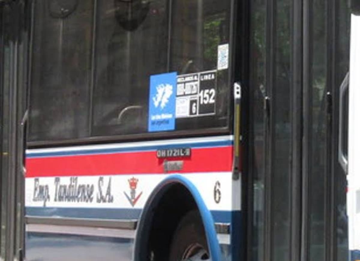 Sticker de las Islas Malvinas adherido a un colectivo del transporte público en Argentina.