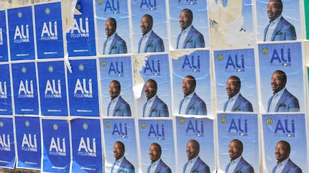 Carteles de Ali Bongo Ondimba, presidente derrocado en Gabón. Foto: EFE.
