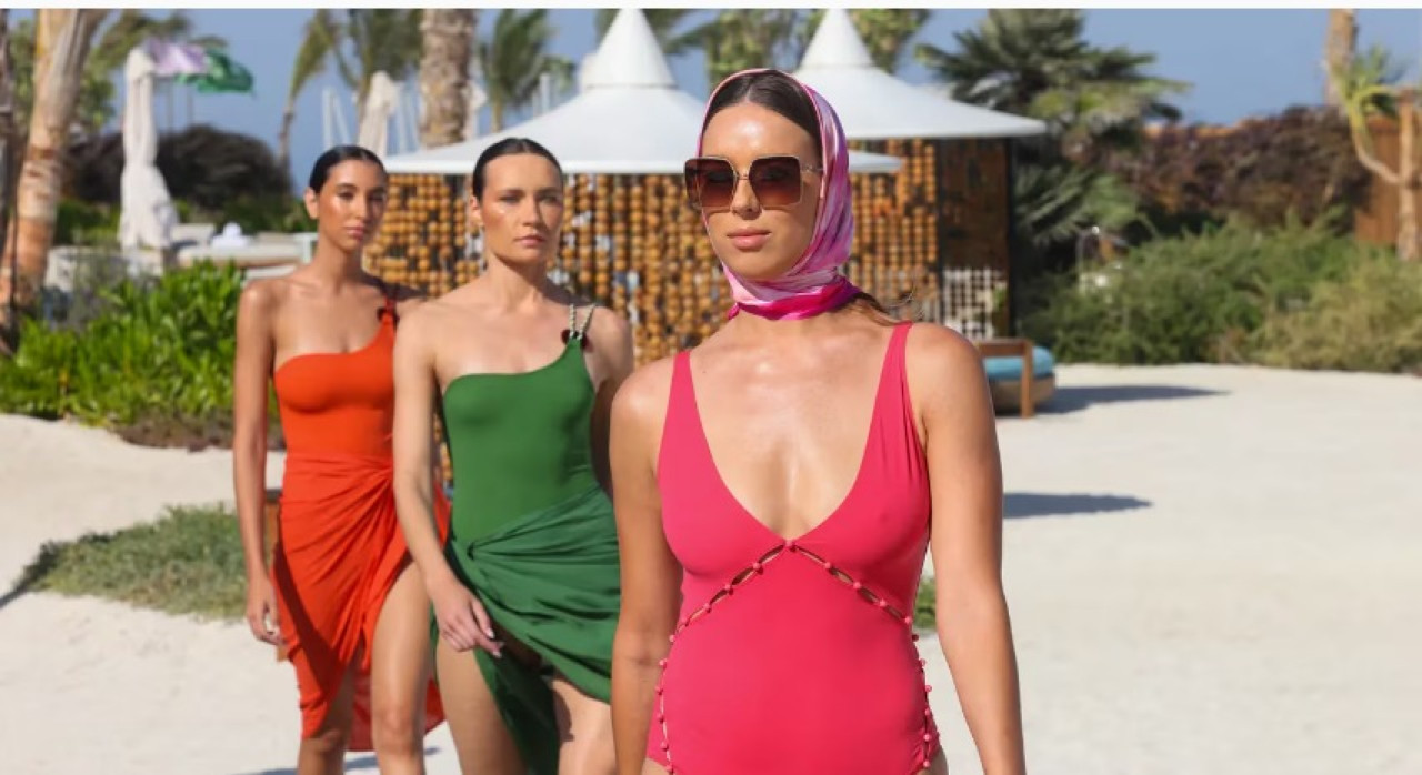 Primer desfile de moda con trajes de baño en Arabia Saudita. Foto: AFP
