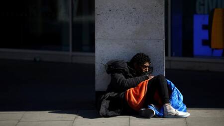 En el período comprendido entre 2021 y 2022 se registraron un total de 8.329 personas durmiendo a la intemperie. Foto: Reuters.
