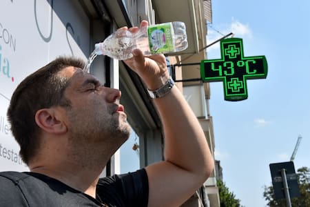 Un hombre se echa agua durante una ola de calor en Turín, Italia. Foto Reuters.