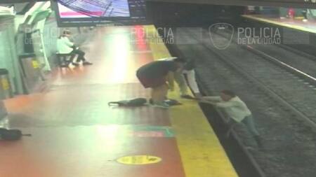 Video: cayó en las vías del subte por caminar mirando el celular