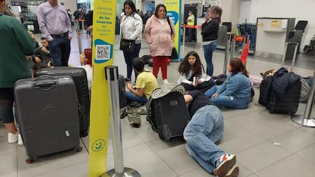 Pasajeros varados por suspensión de vuelos. Foto: REUTERS