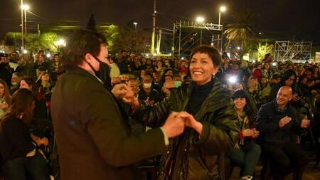 Mayra Mendoza y multitud de vecinos en festejos de Solano