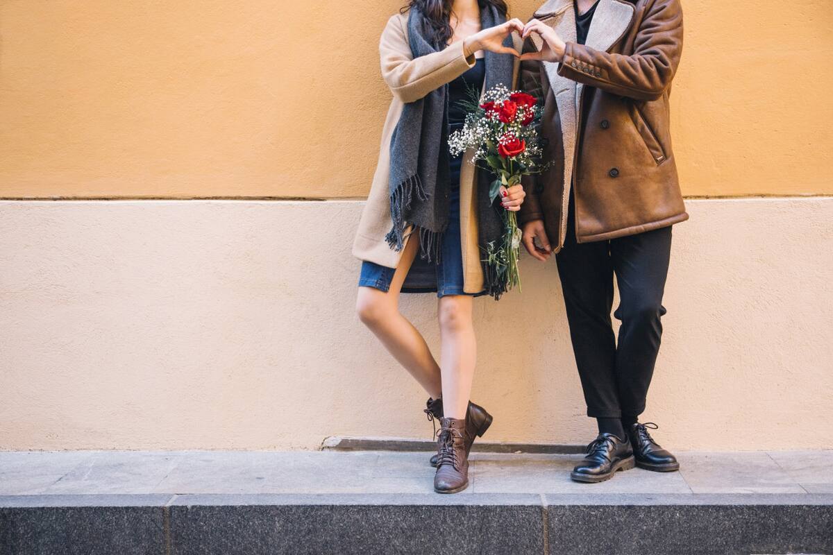 Atentos, detallistas, novios, flores. Foto Freepik