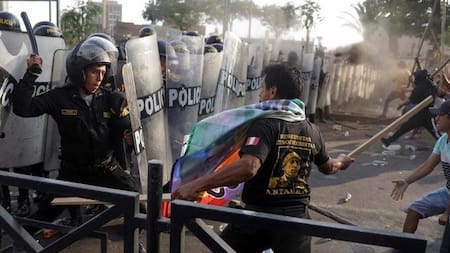 Incidentes entre la Policía y manifestantes en Perú. Foto: REUTERS.