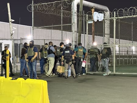 Policías ingresando a la prisión tras los disturbios. Foto: X unityoffields.