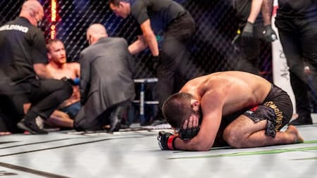 Khabib Nurmagomedov ganó y entre lágrimas anunció su retiro de la UFC