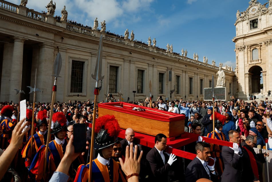 Traslado del cuerpo del papa Francisco a la Basílica de San Pedro. Foto: REUTERS/Susana Vera.