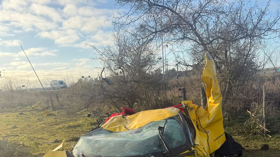 Choque de una Ferrari en un campo de Guernica.